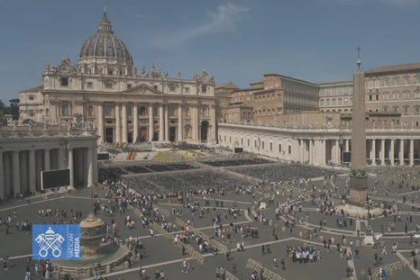 Murió el papa Francisco: así llegan los fieles a la Plaza San Pedro en el Vaticano