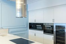 Los gabinetes hasta el techo estilizan el espacio y maximizan el guardado. Foto: Pexels. Los gabinetes hasta el techo estilizan el espacio y maximizan el guardado. Foto: Pexels.