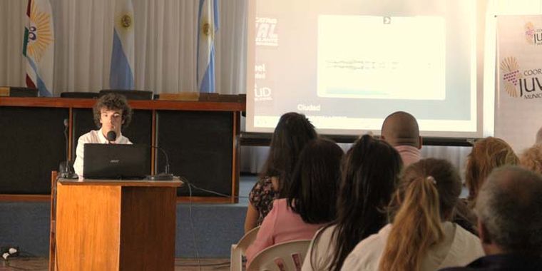 Nicolás Muñóz, el responsable de la oferta educativa digital, mostrando la página Foto: Maggie Ojcius/ Mediamza.com