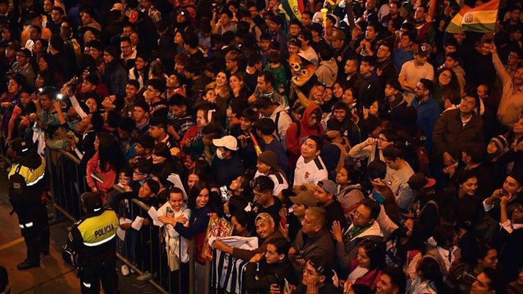 Los hinchas intentaron opacar el descanso argentino. Foto: Instagram @laverde_fbf