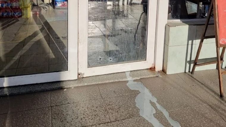 Los impactos de bala en la estación de servicio Foto: NA