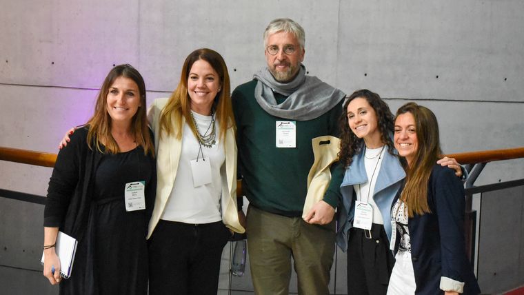 Tras la charla que ofreció Fernando Polack, fueron varios los asistentes que se acercaron a fotografiarse con el científico argentino. Tras la charla que ofreció Fernando Polack, fueron varios los asistentes que se acercaron a fotografiarse con el científico argentino.