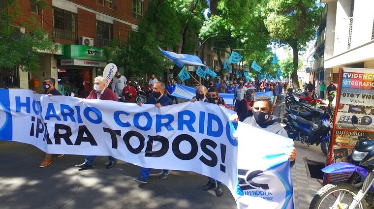 Los empleados de comercio quieren horario corrido para todos, pero las cámaras dicen que habrá competencia desleal