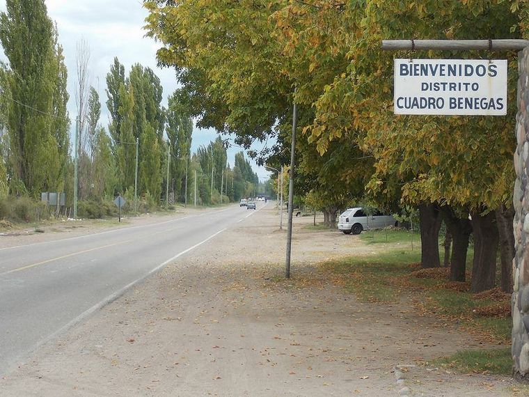 El hombre se encontraba con el casco y su moto tenía indicios de haber sido embestida por otro rodado