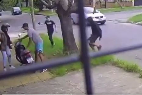 En un momento de distracción, cuatro delincuentes armados rodearon a una mujer. Foto: Captura cámara de seguridad