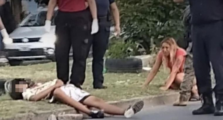 El menor quedó tendido sobre el suelo tras ser abatido por el policía de élite.