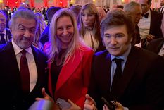 El presidente Javier Milei y su hermana Karina Milei junto al actor estadounidense Sylvester Stallone en la gala de Donald Trump en Mar-a-Lago, Florida. Foto: Presidencia