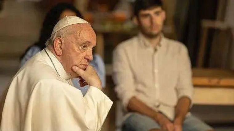 Al fondo, Juan Cuatrecasas durante la conversación con el papa Francisco que quedó retratada en el documental Amén: Francisco responde. Foto: Cortesía Juan Cuatrecasas