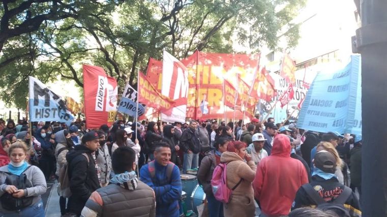 Manifestantes cortaron la 9 de julio pidiendo libertad para quienes atacaron el despacho de Cristina Kirchner
