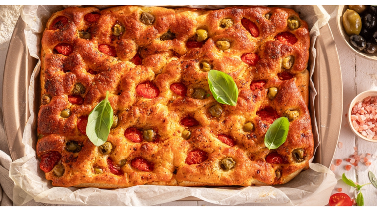 Esta receta tiene su origen en la antigua Liguria, donde la focaccia era comida callejera. Esta receta tiene su origen en la antigua Liguria, donde la focaccia era comida callejera.