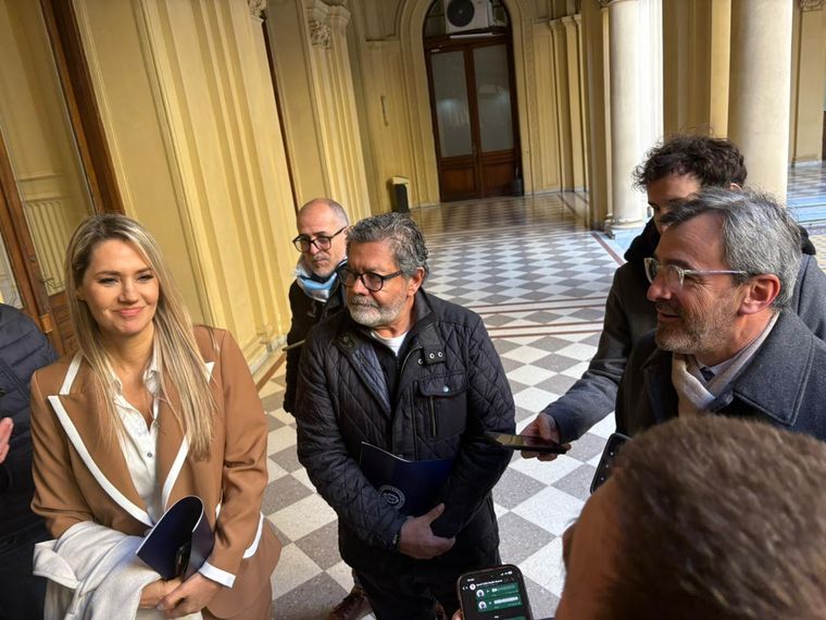La senadora Carolina Losada; el titular de la UOCRA, Gerardo Martínez; y el presidente de la UIA, Martín Rapallini, a la salida de la primera reunión del Consejo de Mayo. La senadora Carolina Losada; el titular de la UOCRA, Gerardo Martínez; y el presidente de la UIA, Martín Rapallini, a la salida de la primera reunión del Consejo de Mayo.