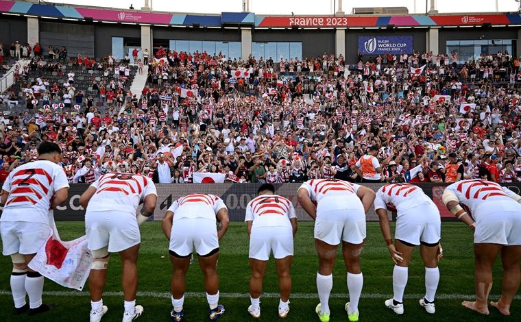 Tradicional saludo japonés de los jugadores hacia sus hinchas por parte de un equipo nipón que tiene solo la mitad de nacidos en su país Foto: Twitter @JRFURugby