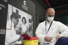 Vacunarse junto a una foto icónica de Sofía Loren. Foto: LaVanguardia.