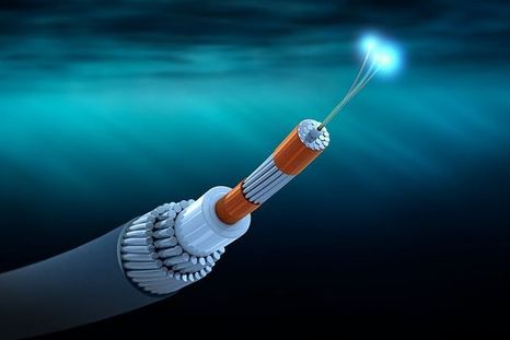 La luz que es transportada en los cables de fibra óptica podría ser clave en la detección temprana de terremotos. Foto: GETTY IMAGES