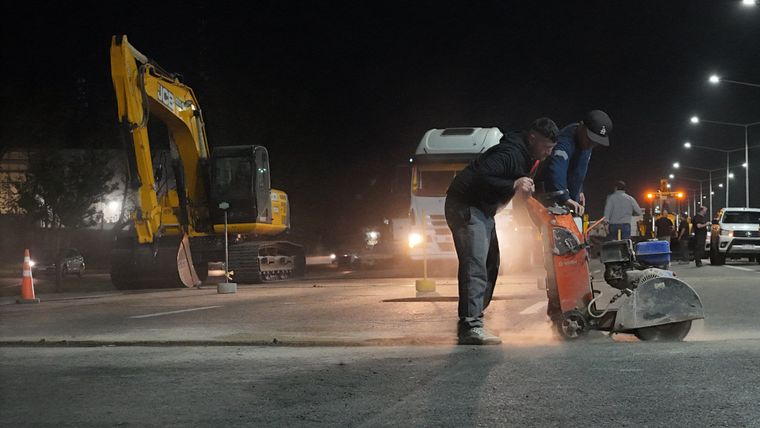 Un colector cloacal colapsó y provocó un enorme socavón en el Acceso Sur. 
