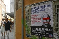 Los manifestantes protestaron bajo el lema: "No hay espacio para Bezos".