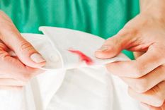 Es común en las mujeres que aparezcan manchas de maquillaje en su ropa. Foto: Shutterstock