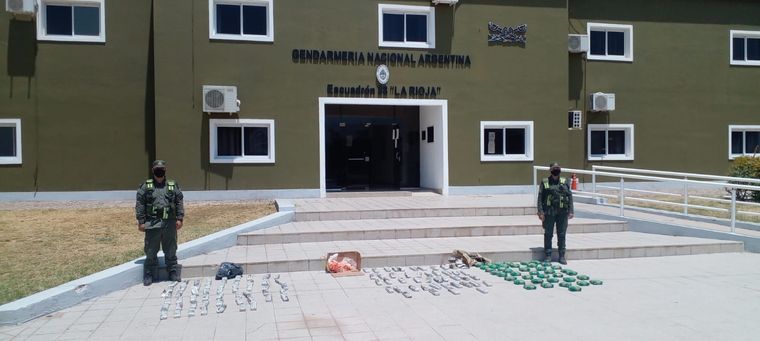 Los gendarmes y el material secuestrado Foto: Gendarmería Nacional