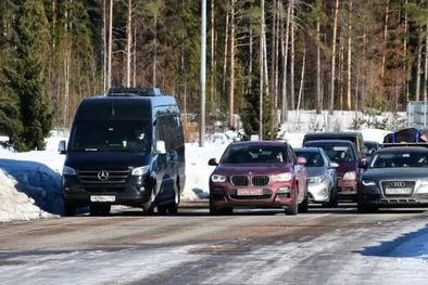 MDZol | Automóviles esperan para cruzar de Rusia a Finlandia.