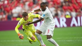Gregor Kobel, arquero de Suiza, disputa el balón con el delantero canadiense Cyle Larin, en Vancouver. Gregor Kobel, arquero de Suiza, disputa el balón con el delantero canadiense Cyle Larin, en Vancouver.