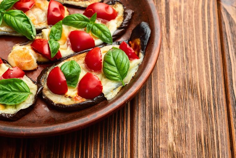 Mini pizzas de berenjenas caseras: receta que aprovecha la verdura y encanta a todos.
