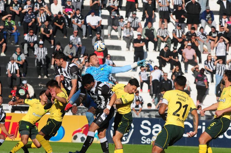 Gimnasia cae ante Defensa y Justicia en el Legrotaglie con un tempranero tanto de Portillo.&nbsp;