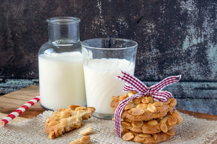 Las galletas con mantequilla de maní se popularizaron en EE.UU. en los años 30, gracias a una receta publicada por la marca de maní Skippy. Las galletas con mantequilla de maní se popularizaron en EE.UU. en los años 30, gracias a una receta publicada por la marca de maní Skippy.