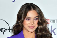 Hailee Steinfeld y Blake Lively se animan al traje violeta. ¿Tú también? Foto: IMG Trends