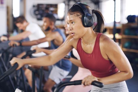 El revelador estudio que confirmó la relación entre la música y el rendimiento positivo en el entrenamiento. El revelador estudio que confirmó la relación entre la música y el rendimiento positivo en el entrenamiento.