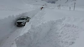 Las paredes de nieve entre las que trabaja el personal de Vialidad Nacional superan los dos metros de altura.