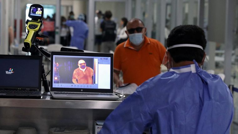 Un viajero pasa frente a una cámara térmica en el aeropuerto de Lárnaca, Chipre, el 9 de junio de 2020.