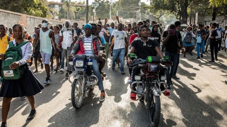 En enero, estudiantes marcharon y protestaron en contra del secuestro ocurrido en una escuela secundaria en Haití. Foto: GETTY IMAGES