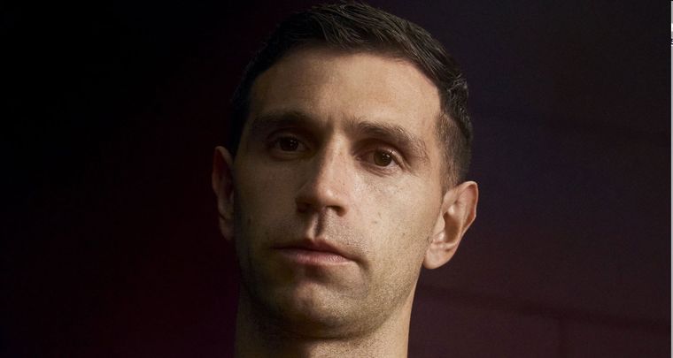El Dibu, actor estelar de la presentación de la camiseta del Aston Villa. Foto: AVFCOfficial
