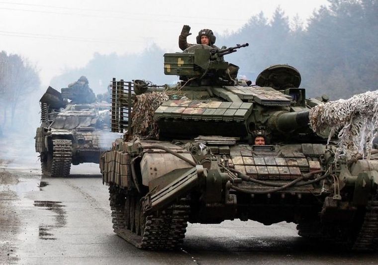 Tanque ucraniano se dirige al frente de batalla en Lugansk, el pasado 25 de febrero. Foto: GETTY IMAGES