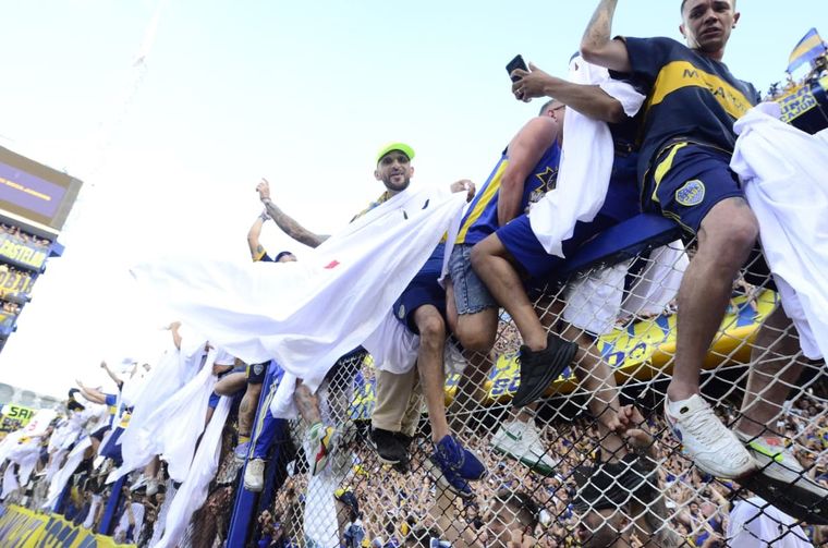 Decenas de hinchas xeneizes se treparon al alambrado con disfraces de "fantasmas de la B" sobre el final del Boca-River. Decenas de hinchas xeneizes se treparon al alambrado con disfraces de "fantasmas de la B" sobre el final del Boca-River.