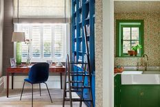 Los azules ultramarinos son una forma maravillosa de darle vida a los hogares con teletrabajo. Y los verdes intensos son una forma maravillosa de animar espacios prácticos, como el lavadero. Foto: Davide Lovatti Y Little Greene