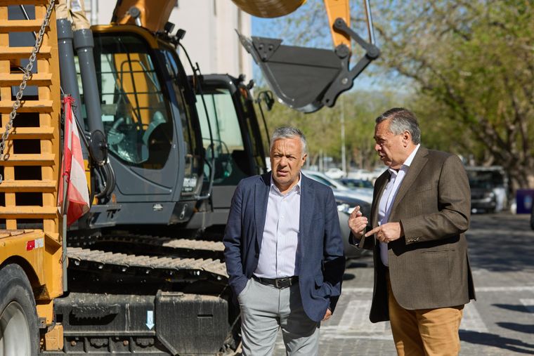 El gobernador Alfredo Cornejo y el titular de Irrigación, Sergio Marinelli, presentaron nueva maquinaria y movilidades para el organismo.
