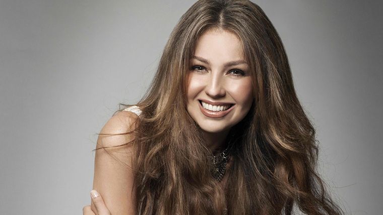 Las sandalias de Thalía que dan la sensación de afinar las piernas y resaltar las curvas. Foto: Wegow