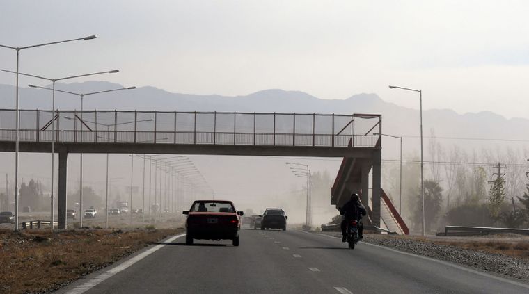 El viento Zonda es uno de los fenómenos meteorológicos más populares de la provincia de Mendoza. El viento Zonda es uno de los fenómenos meteorológicos más populares de la provincia de Mendoza.