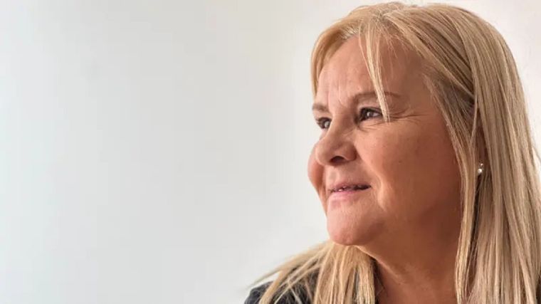 Nerfhi Rojas vive en uno de los mejores barrios de Bogotá, en un edificio con portero y todas las comodidades, pero apenas tiene suficiente para alimentarse. Foto: José Carlos Cueto / BBC News Mundo