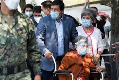 El candidato correísta Andrés Arauz, que no pudo votar al estar empadronado en México, acompañó a su abuela de 106 años. Foto: Reuters