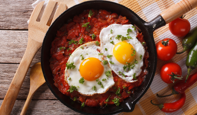 Aunque la receta tradicional usa salsa roja, existen versiones con salsa verde, frijoles o chorizo, demostrando la versatilidad de este platillo en distintas regiones de M&eacute;xico.