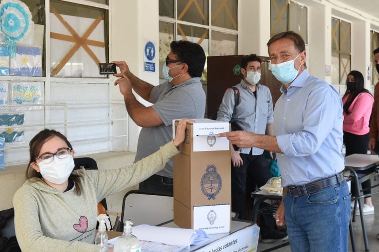 Suarez emitiendo su voto en 2021, con la pandemia como marco aún. Foto: Rodolfo Suarez