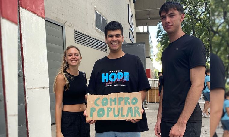 El joven detenido posa con el cartel de la polémica.