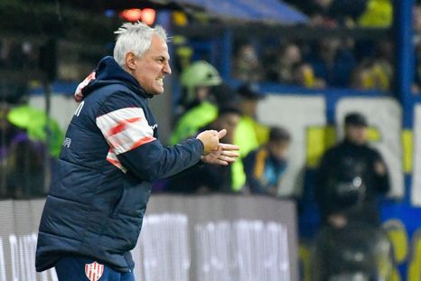 Leonardo Madelón, DT de Unión, dando indicaciones en el 1-1 del Tatengue vs. Boca en la Bombonera. Leonardo Madelón, DT de Unión, dando indicaciones en el 1-1 del Tatengue vs. Boca en la Bombonera.