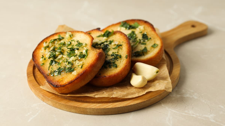 ¡Explosión de sabor! receta de pan de ajo casero para disfrutar este verano.