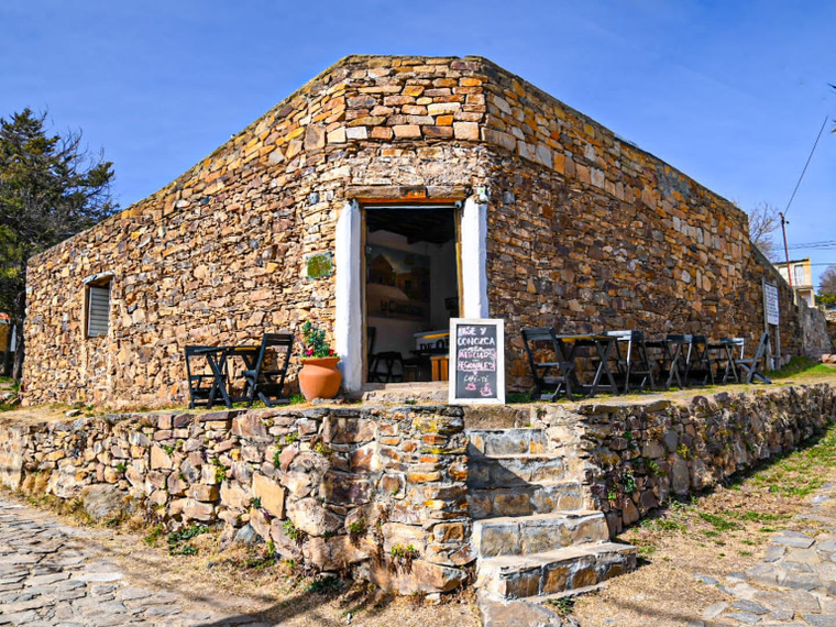 Las calles de piedra y los arroyos le dan a este pueblo puntano una de sus postales más reconocibles. Las calles de piedra y los arroyos le dan a este pueblo puntano una de sus postales más reconocibles.