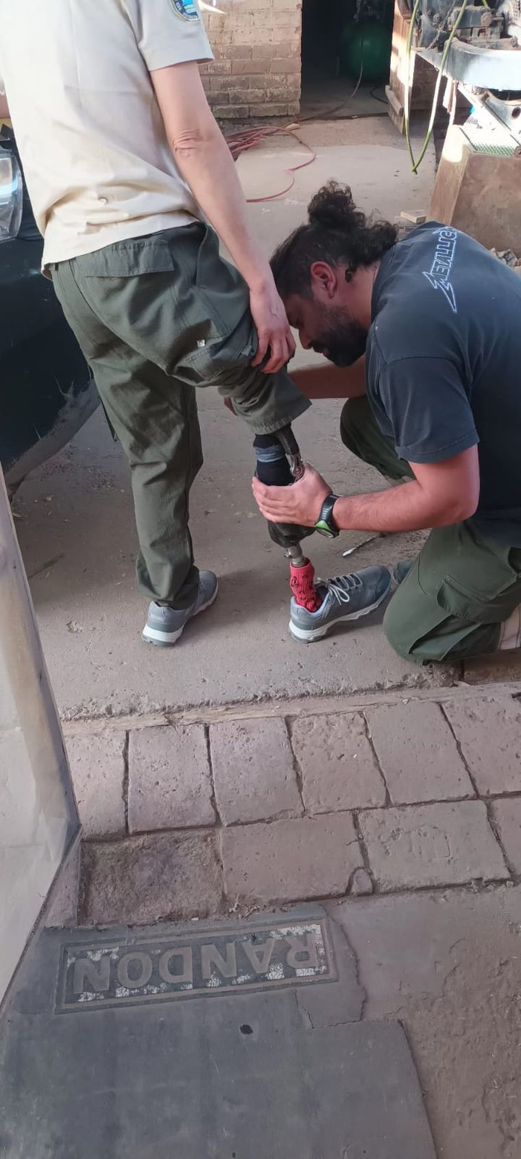 Nancy tiene una prótesis en su pierna derecha. Nancy tiene una prótesis en su pierna derecha.