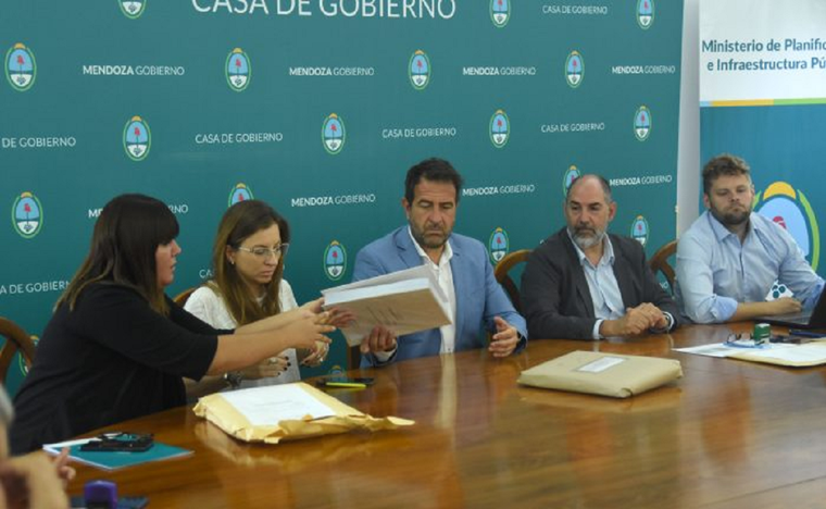 El Ministerio de Planificación e Infraestructura abrió los sobres de las ofertas técnicas para la construcción del acueducto Monte Comán-La Horqueta. Foto: Prensa Mendoza