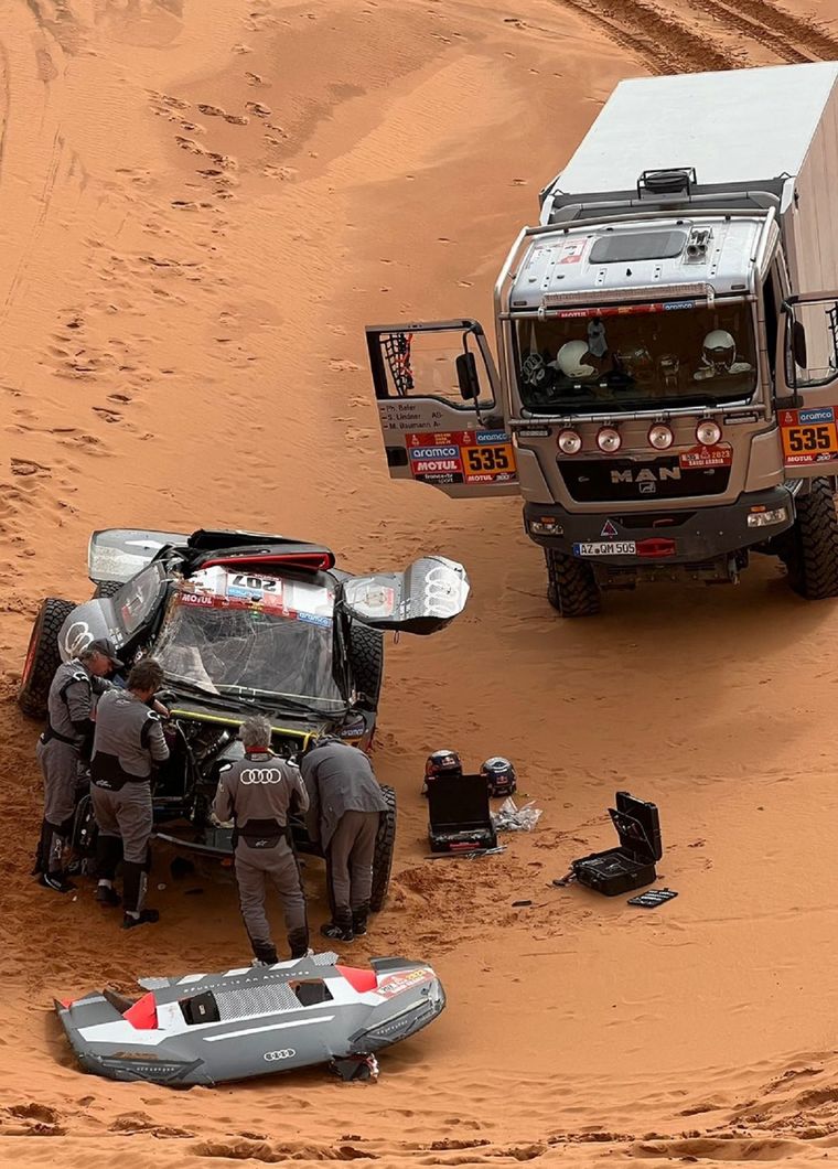 Sainz y la asistencia luego de volcar. Foto: Redes Sociales